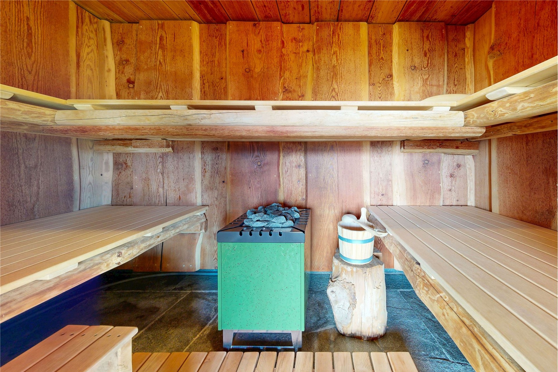 Holzsauna mit Ofen