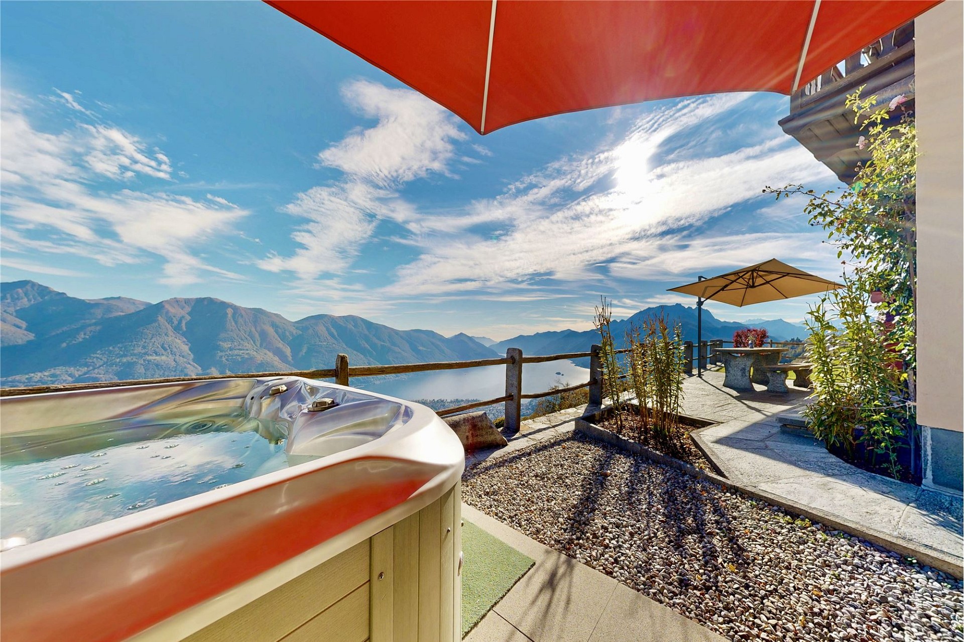 Terrasse mit Whirlpool und Bergblick