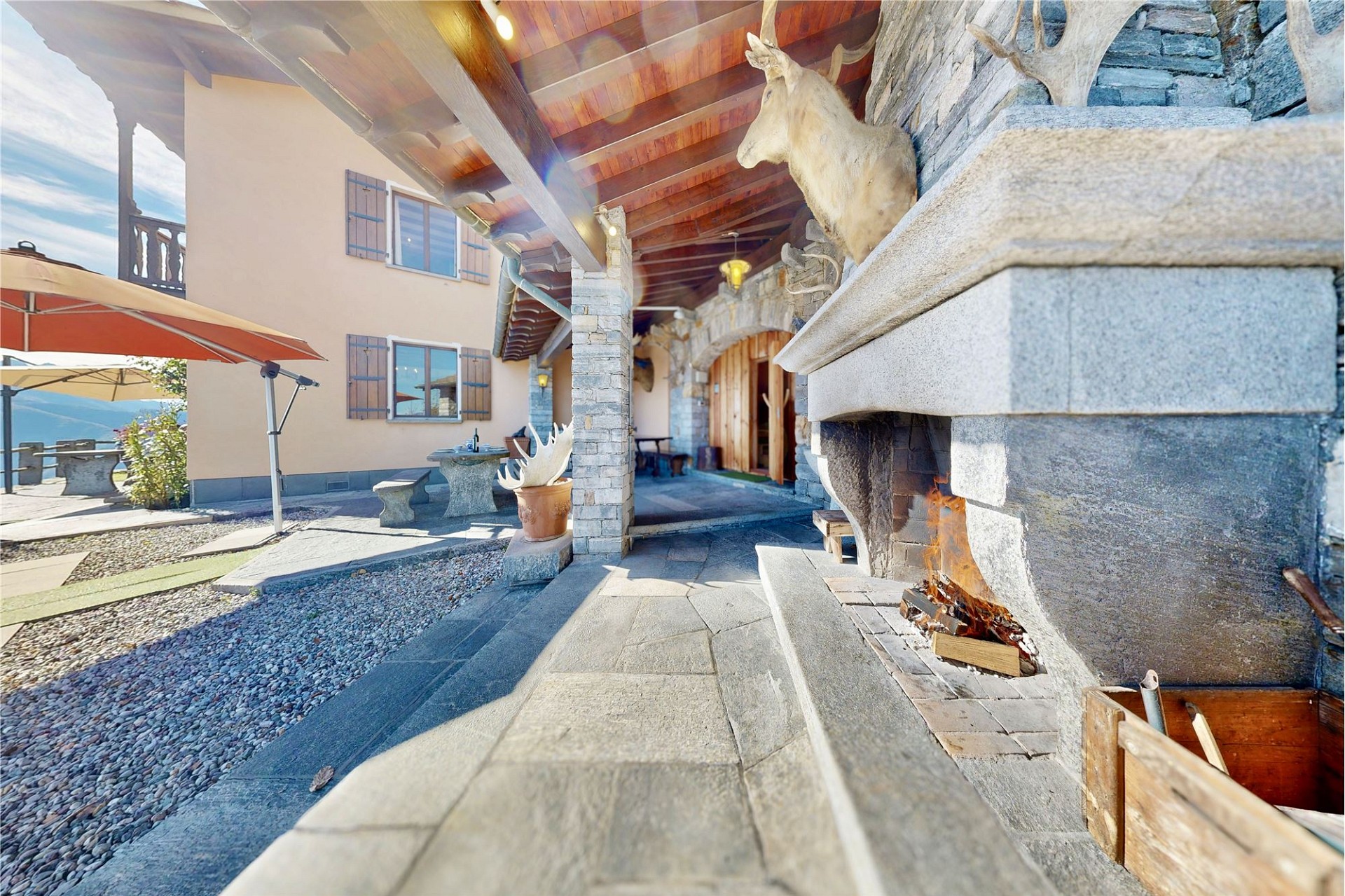 Außenbereich mit Kamin und alpinem Chalet-Flair