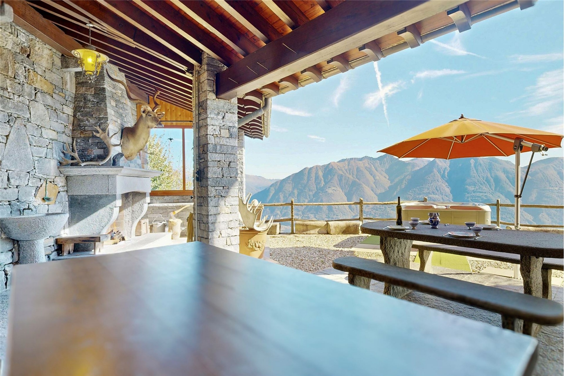 Bergterrasse mit rustikalem Außenessbereich