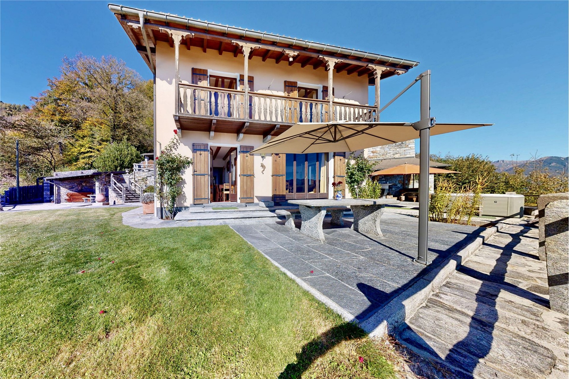 Mediterrane Villa mit Garten und Terrasse