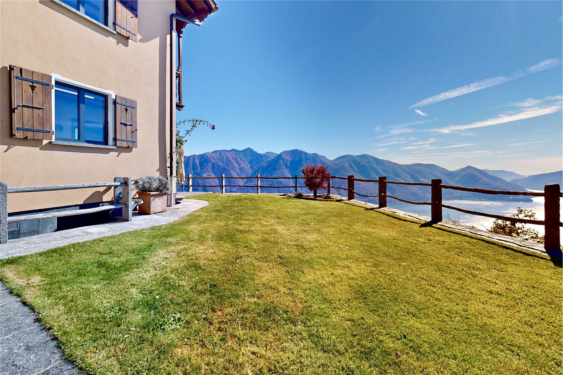 Terrasse mit Berg- und Seeblick