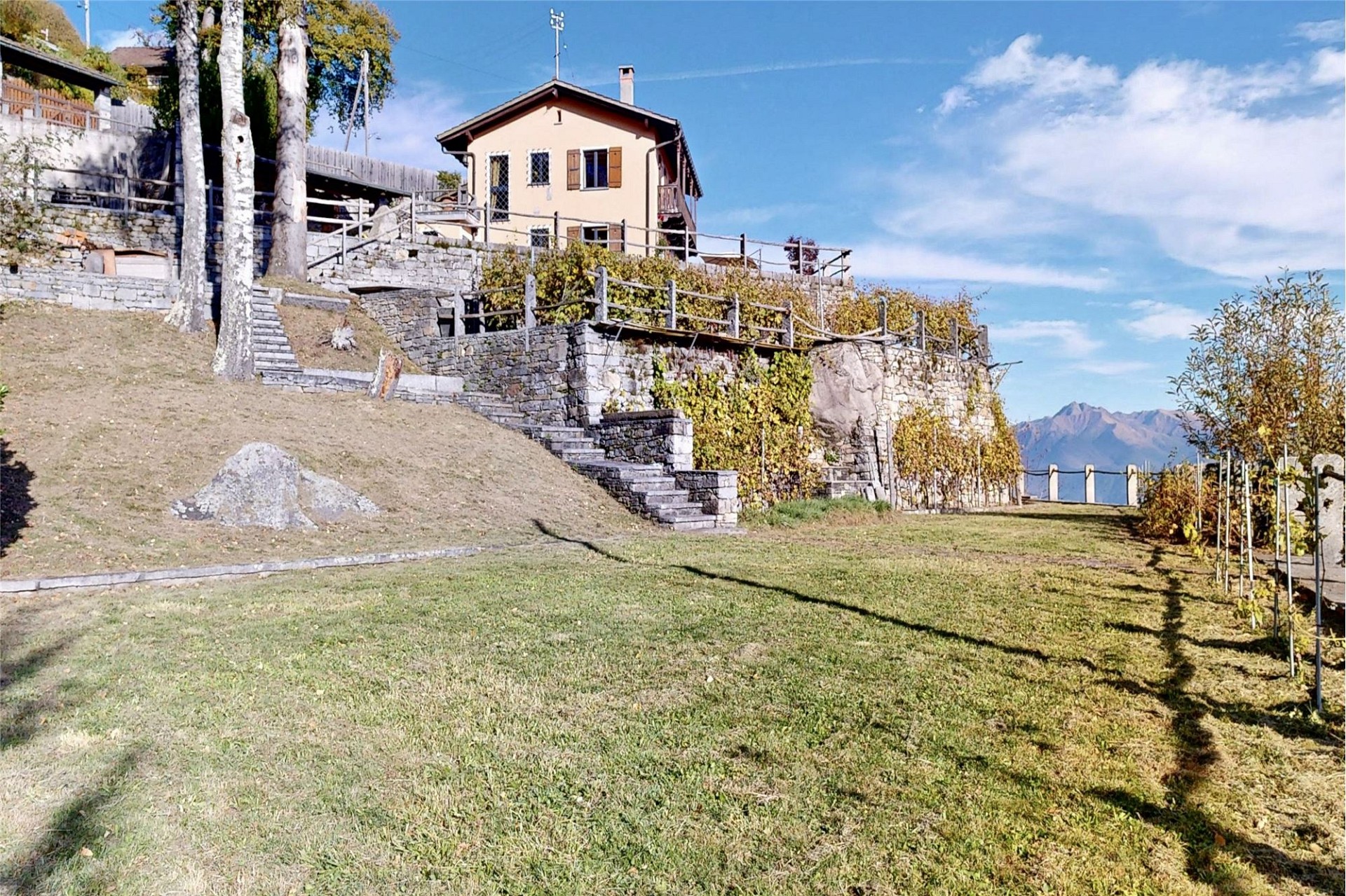 Berghaus mit Garten und Terrassenanlagen
