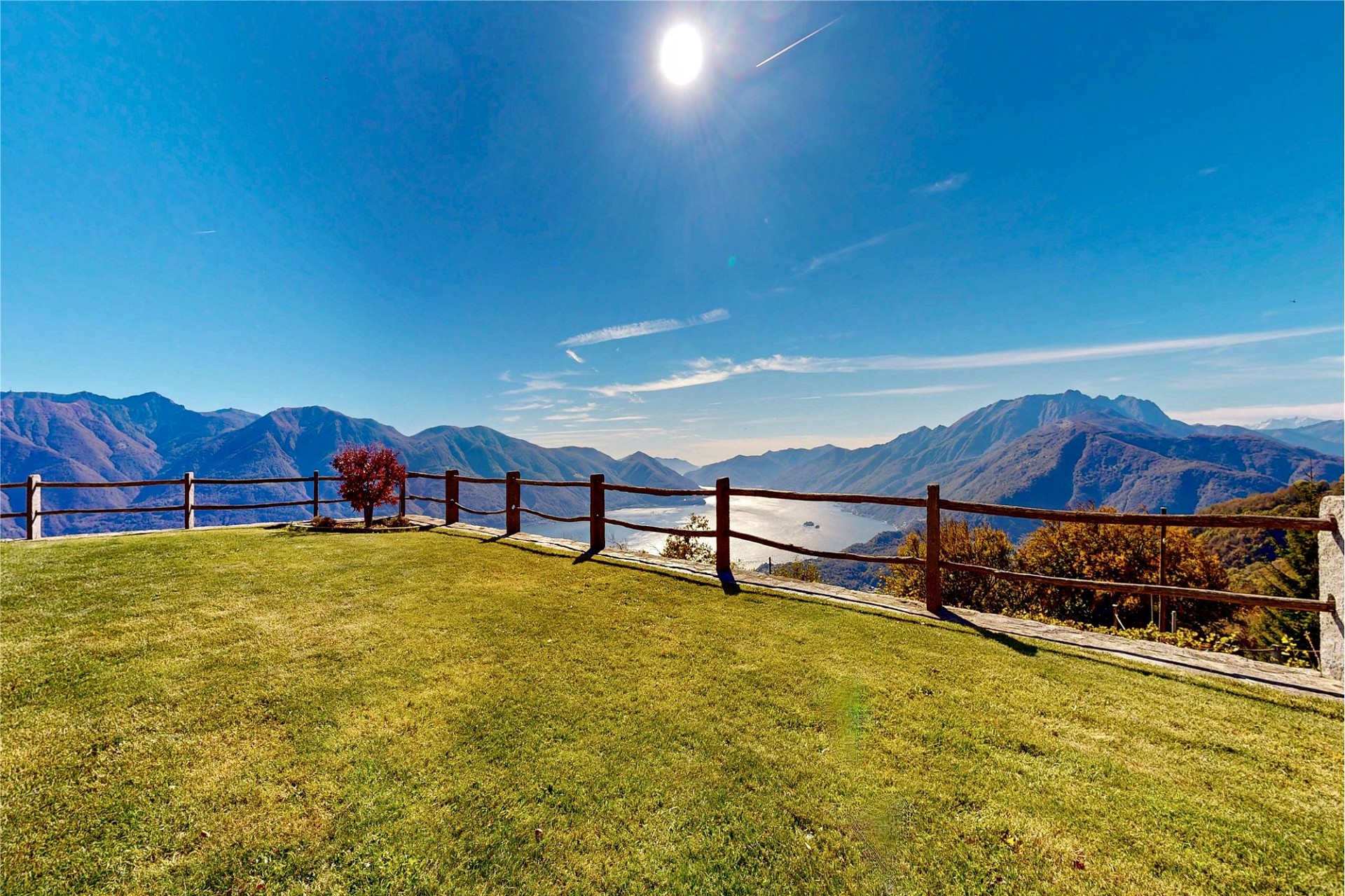 Panoramische Außenansicht mit Berg- und Seeblick
