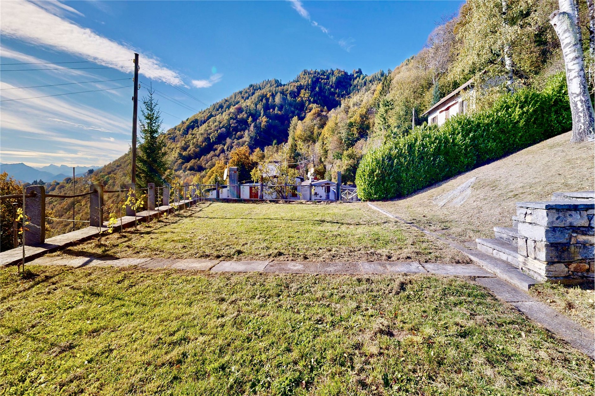 Berggarten mit Terrasse und Talblick