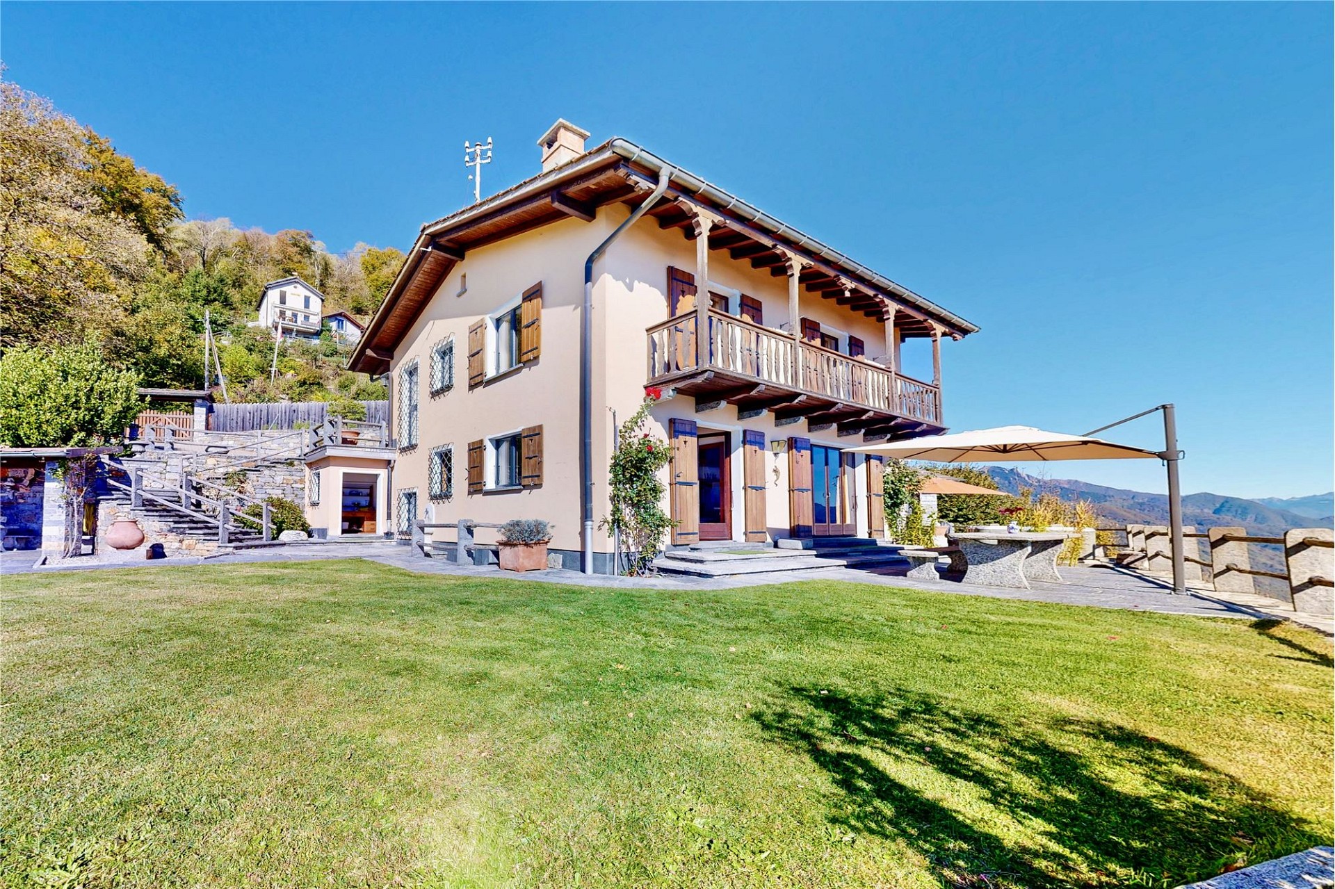 Alpines Wohnhaus mit Garten und Terrasse