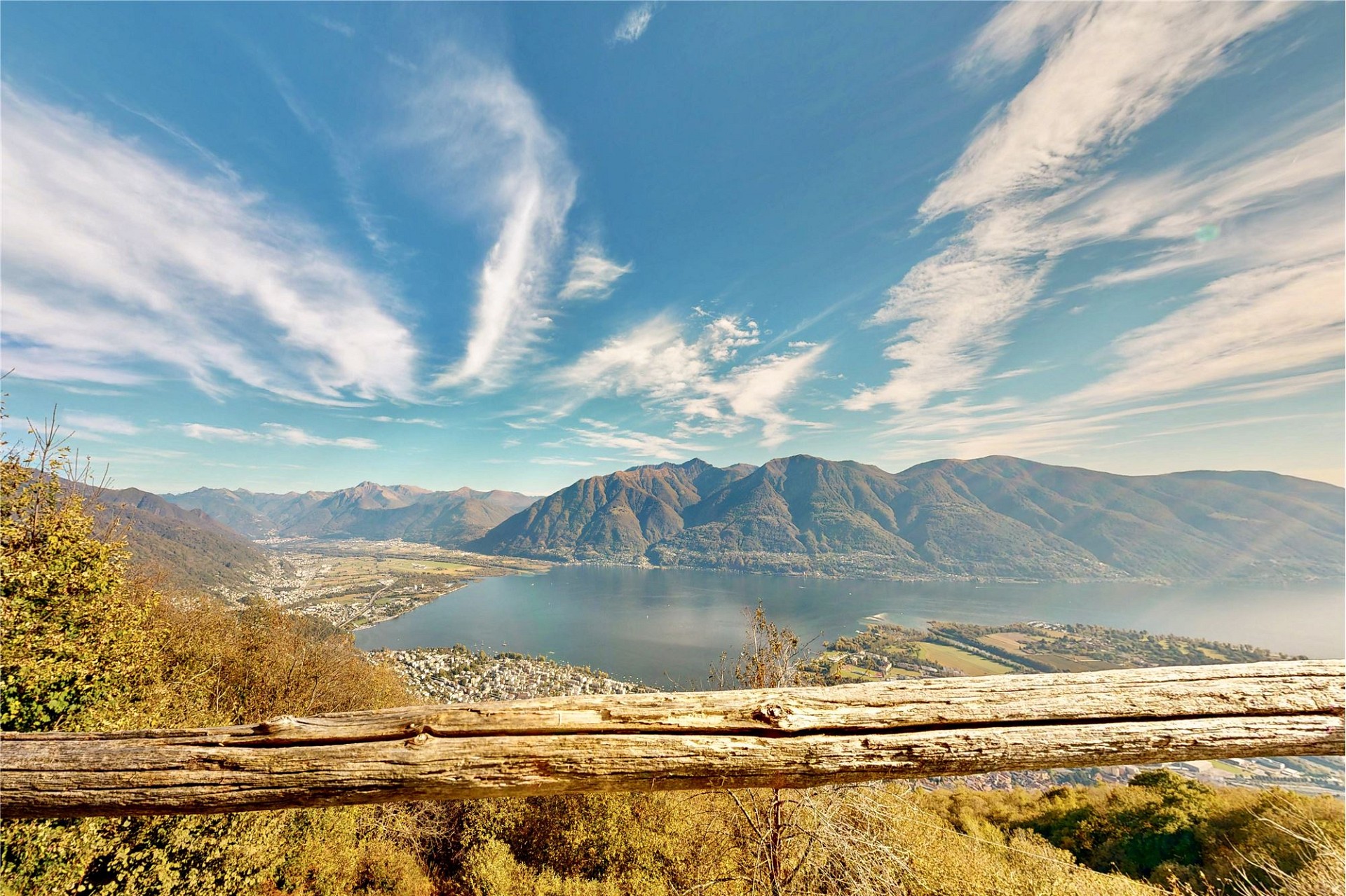 Panoramablick auf See und Berge