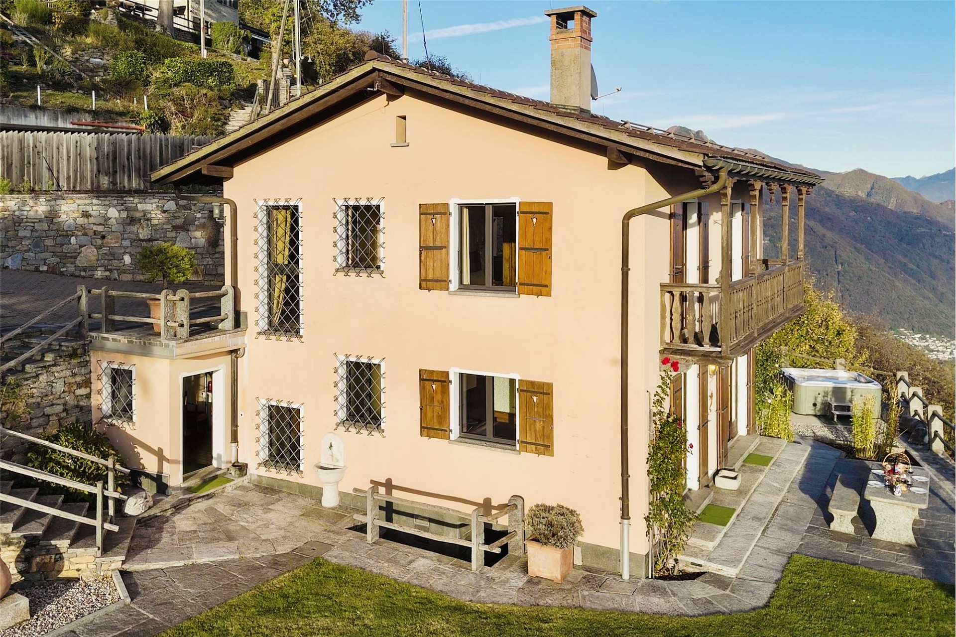 Berghaus mit Balkon und Talblick