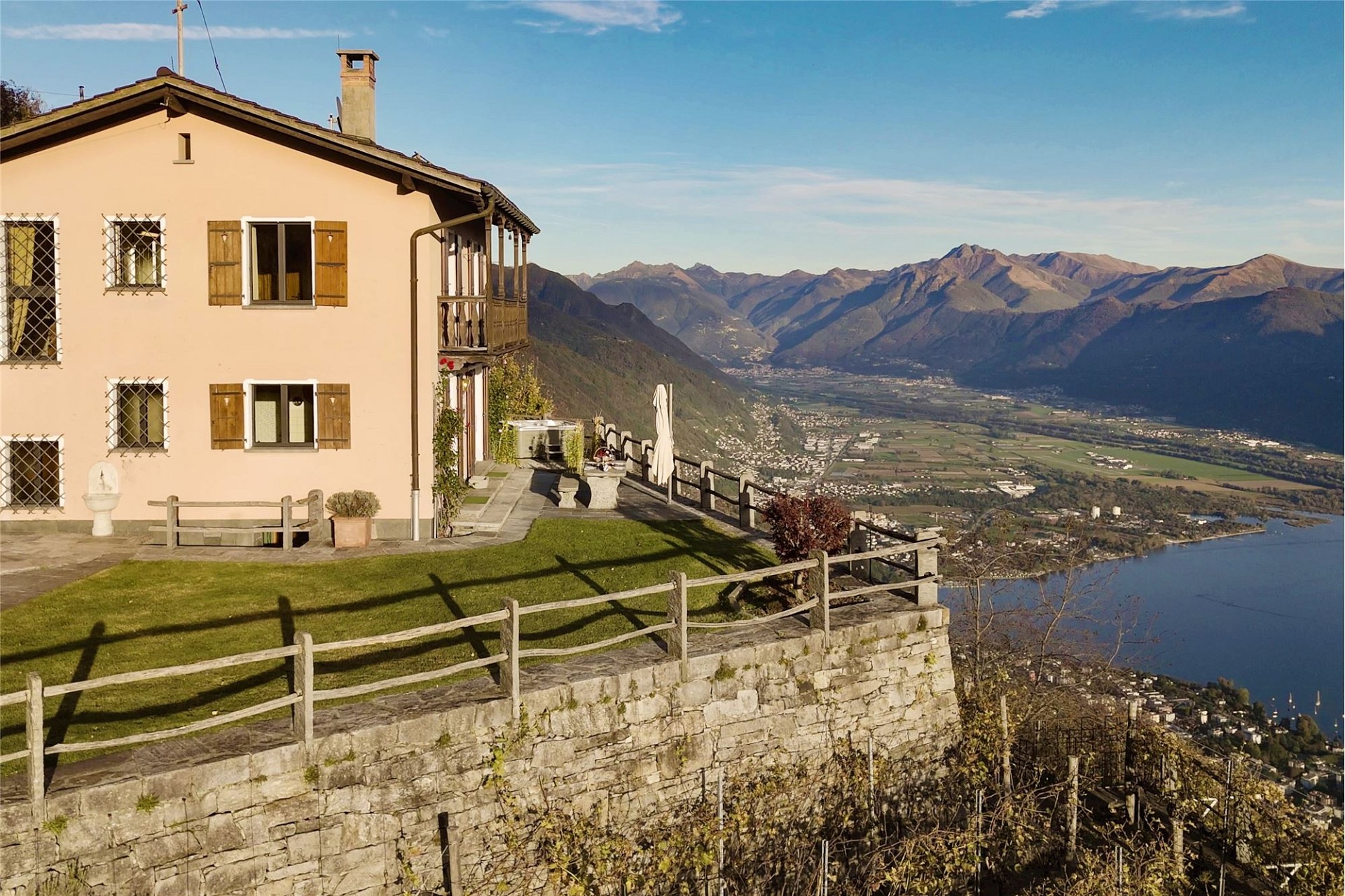 Seehaus mit Berg- und Seeblick