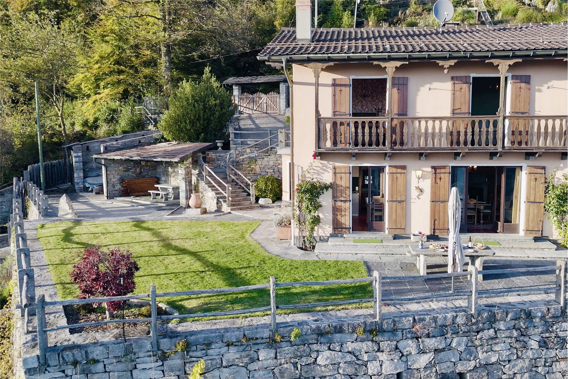 Ländliches Wohnhaus mit gepflegtem Garten