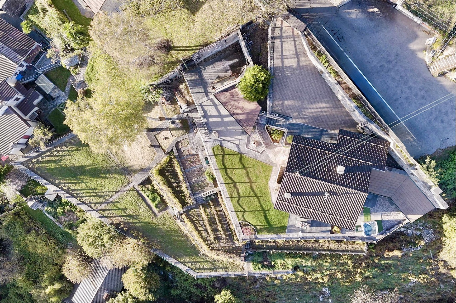 Luftaufnahme eines weitläufigen Grundstücks mit Wohnhaus und Gartenanlagen