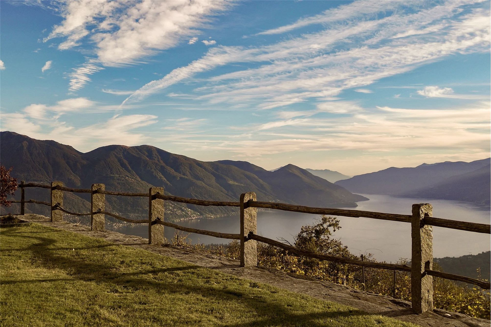 Aussichtsterrasse mit Berg- und Seeblick