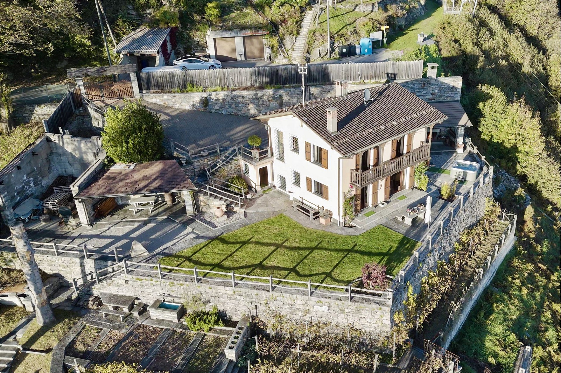 Ländliches Anwesen mit Terrassen und Garten
