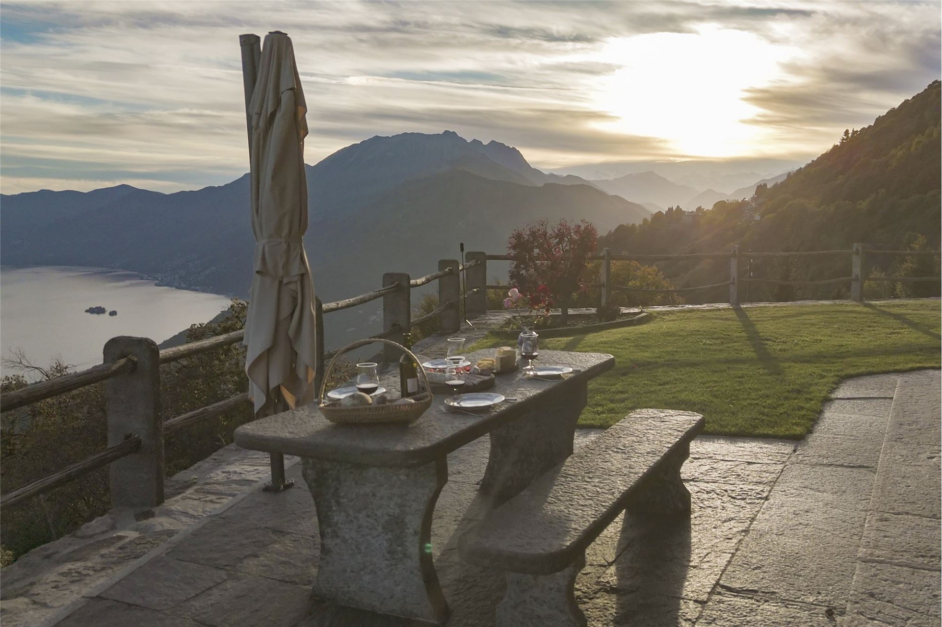 Terrasse mit Panoramablick auf See und Berge