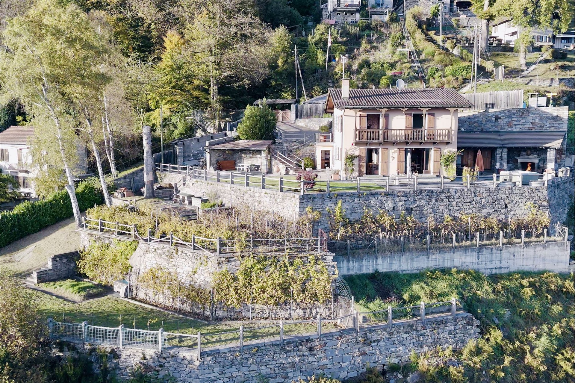 Terrassiertes Landhaus in Hanglage