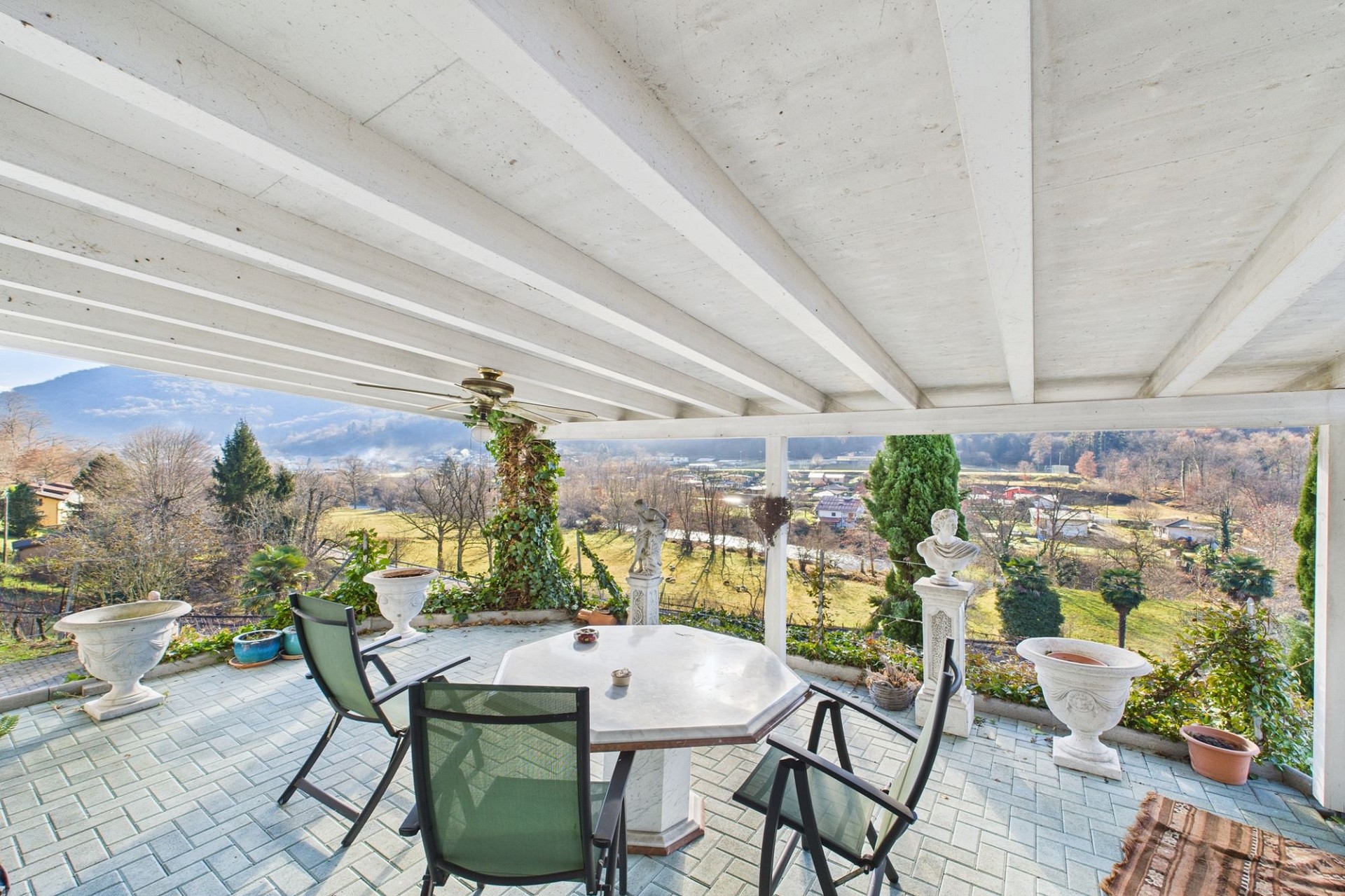 Überdachte Terrasse mit Landschaftsblick