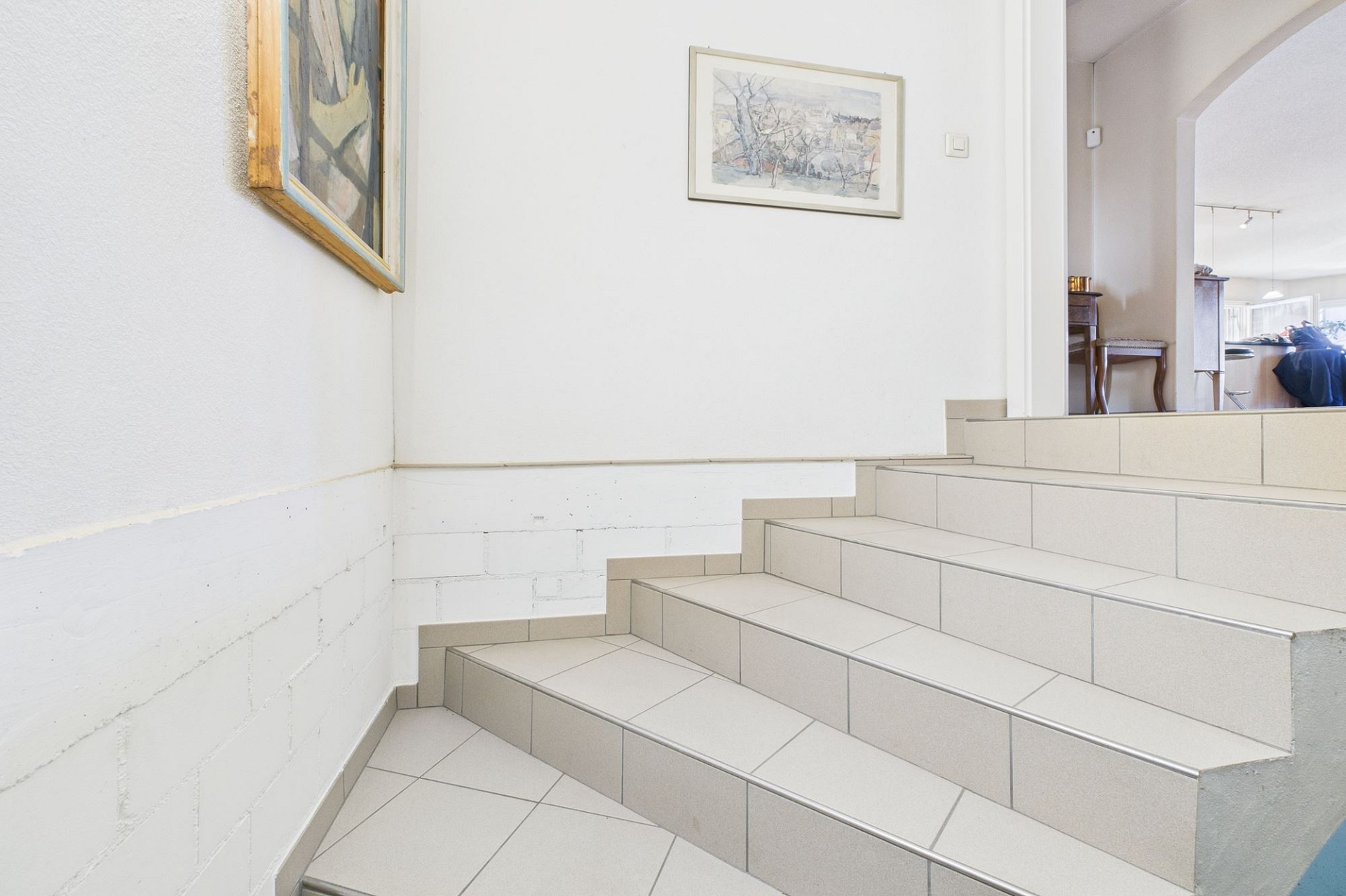 Treppenhaus mit gefliesten Stufen