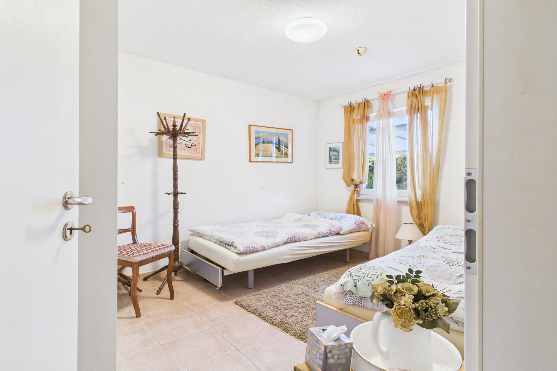 Helles Schlafzimmer mit zwei Betten