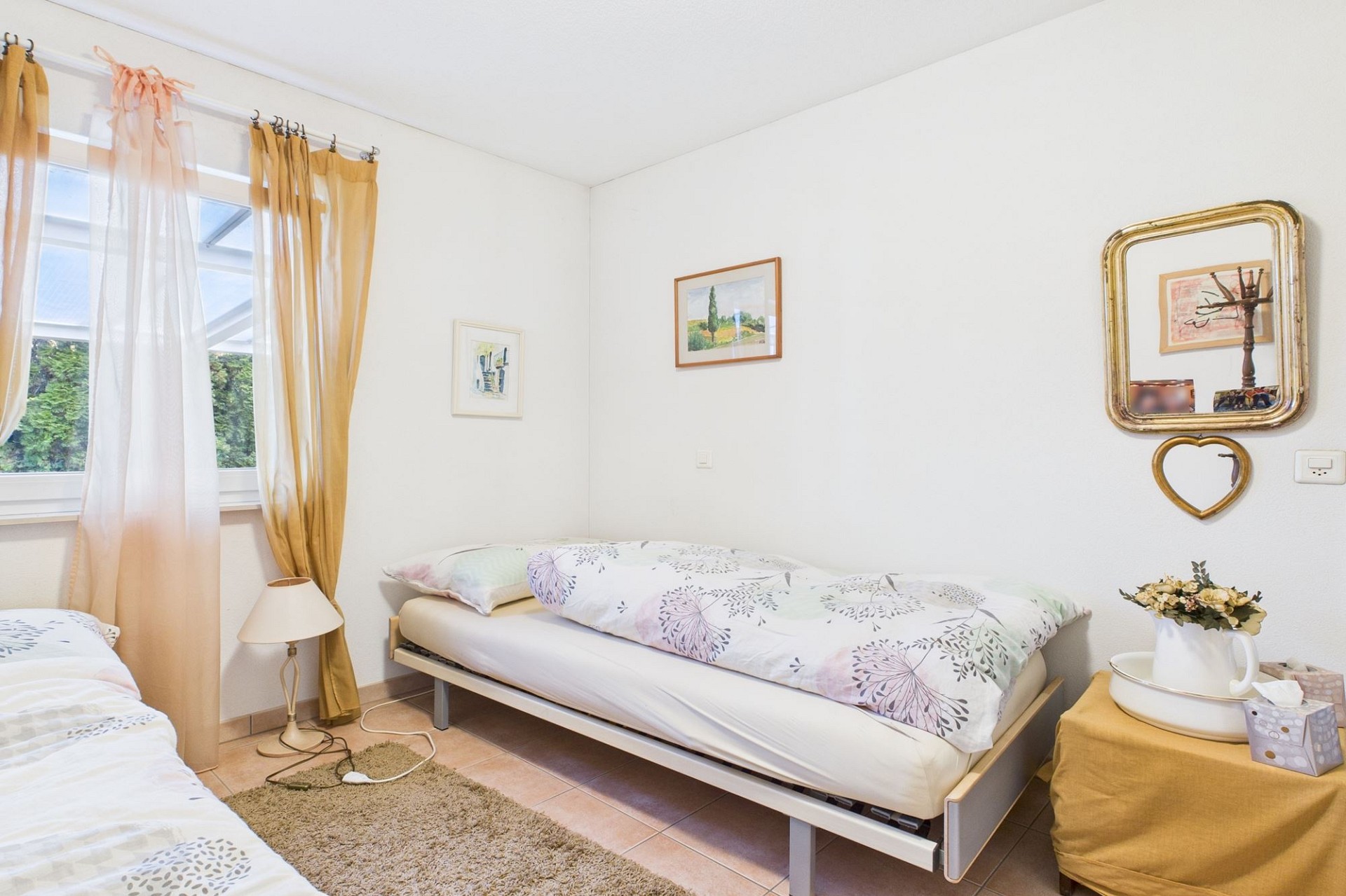 Helles Schlafzimmer mit zwei Betten