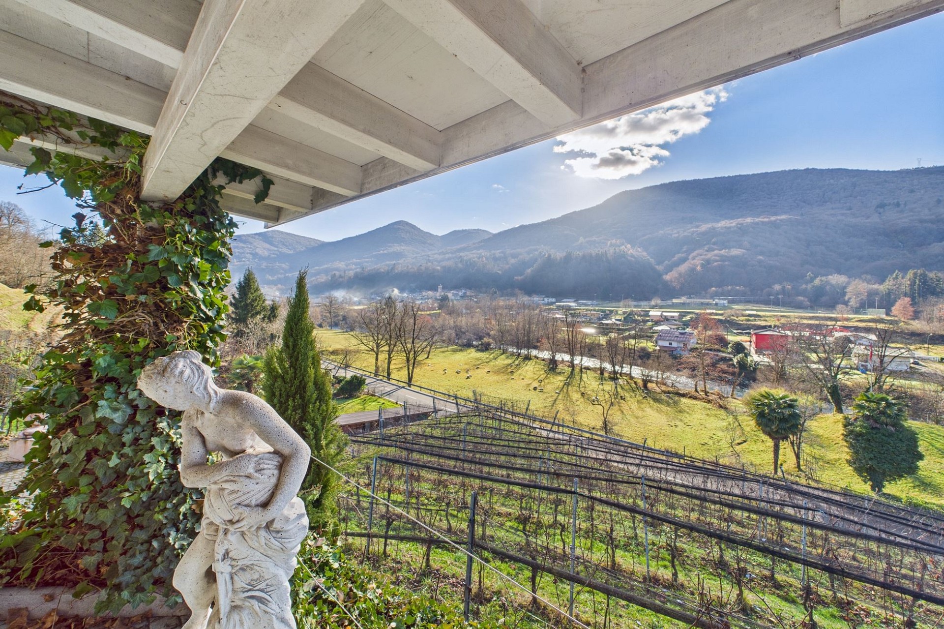 Bergblick von einer Terrasse mit Skulptur und Begrünung