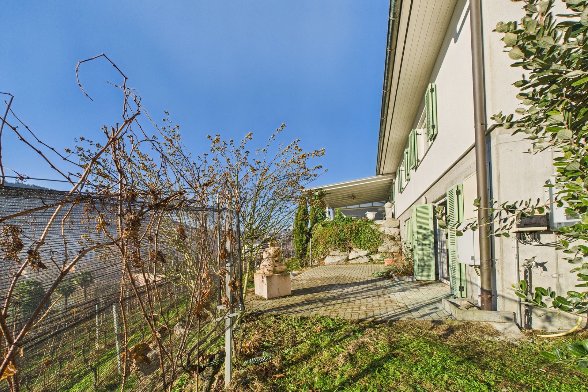 Außenansicht mit Garten und Hausfassade