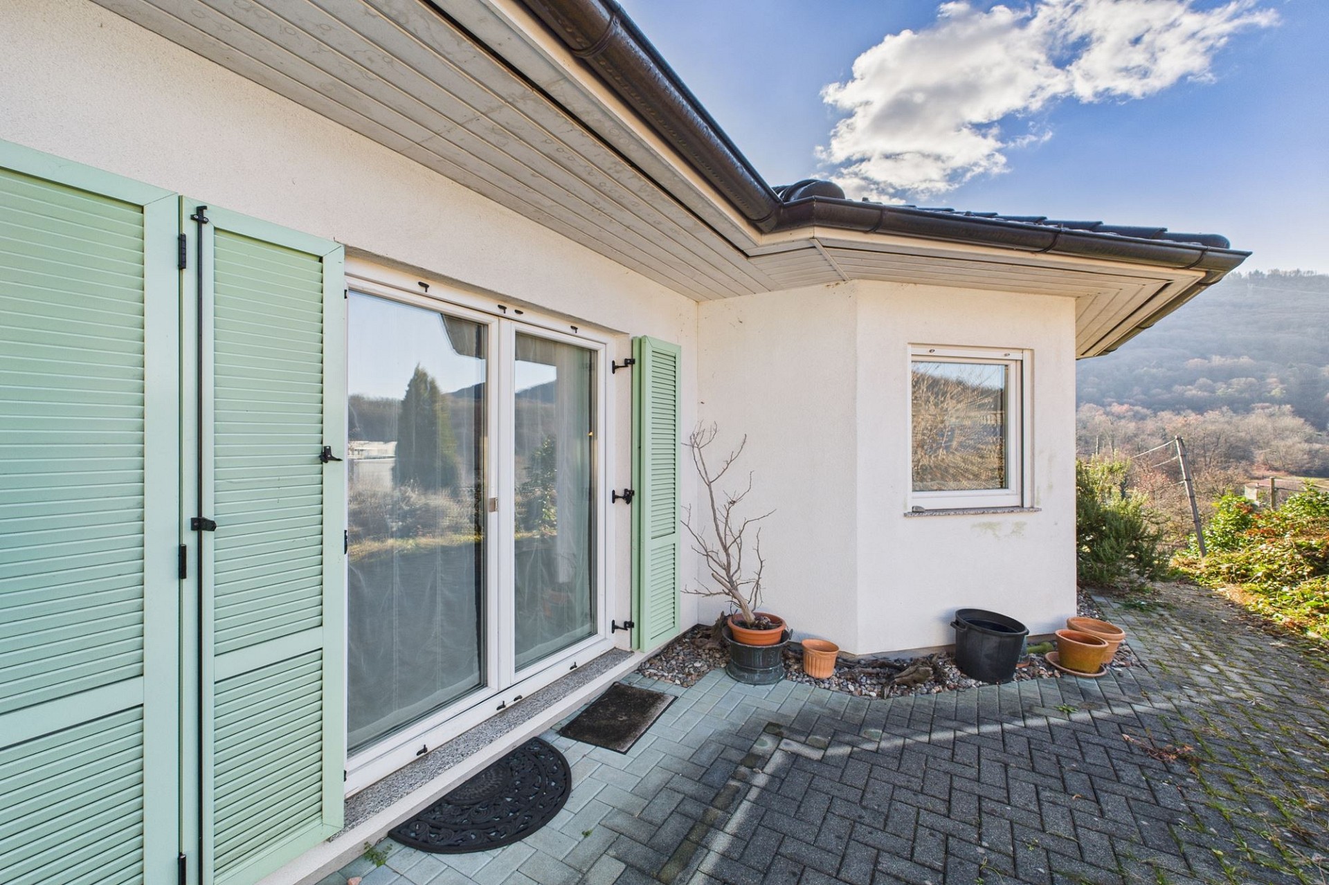 Außenansicht einer Terrasse mit Blick in die Landschaft