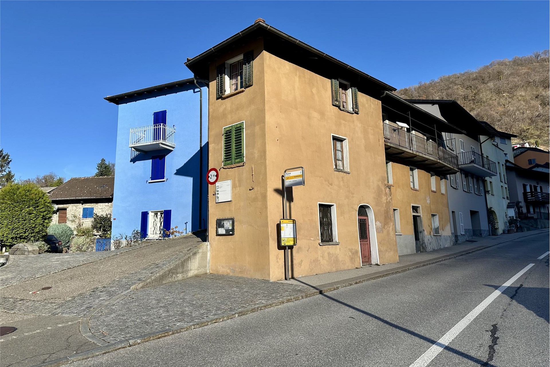 Straßenansicht eines mehrstöckigen Hauses mit farbiger Fassade