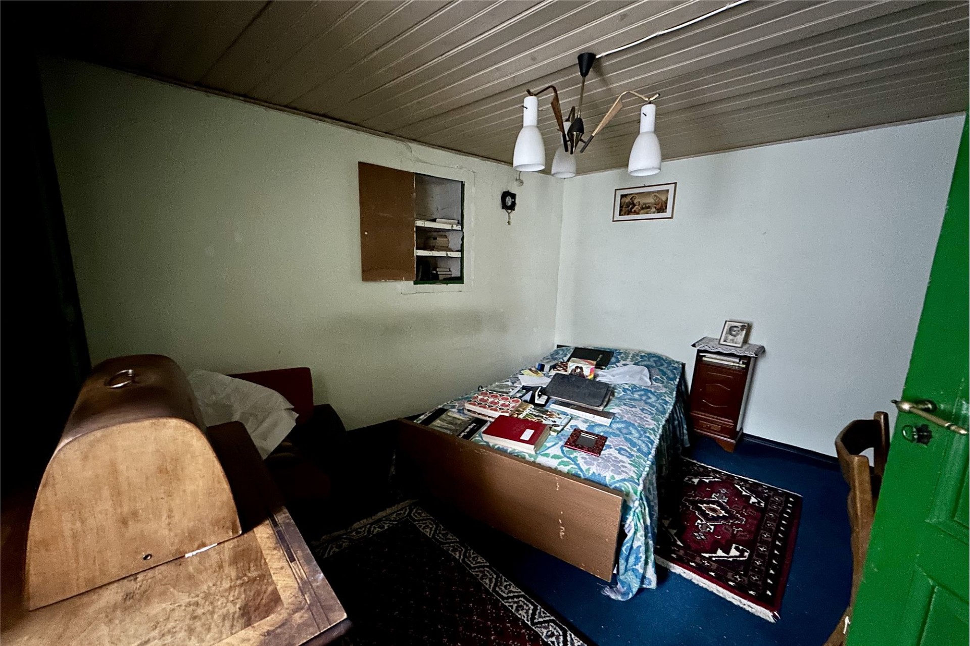 Kleines Schlafzimmer mit einfacher Möblierung
