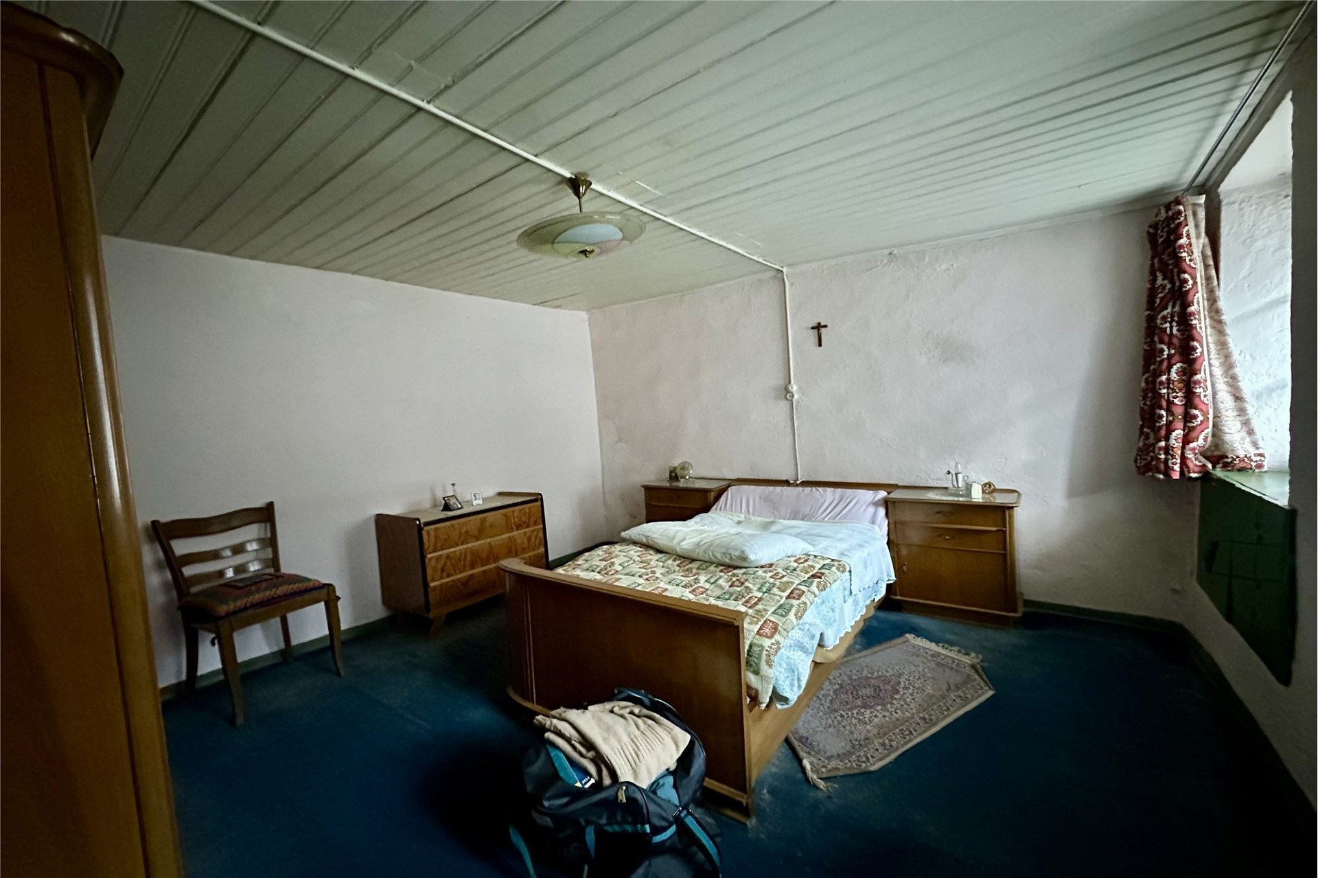 Schlafzimmer mit einfacher Einrichtung
