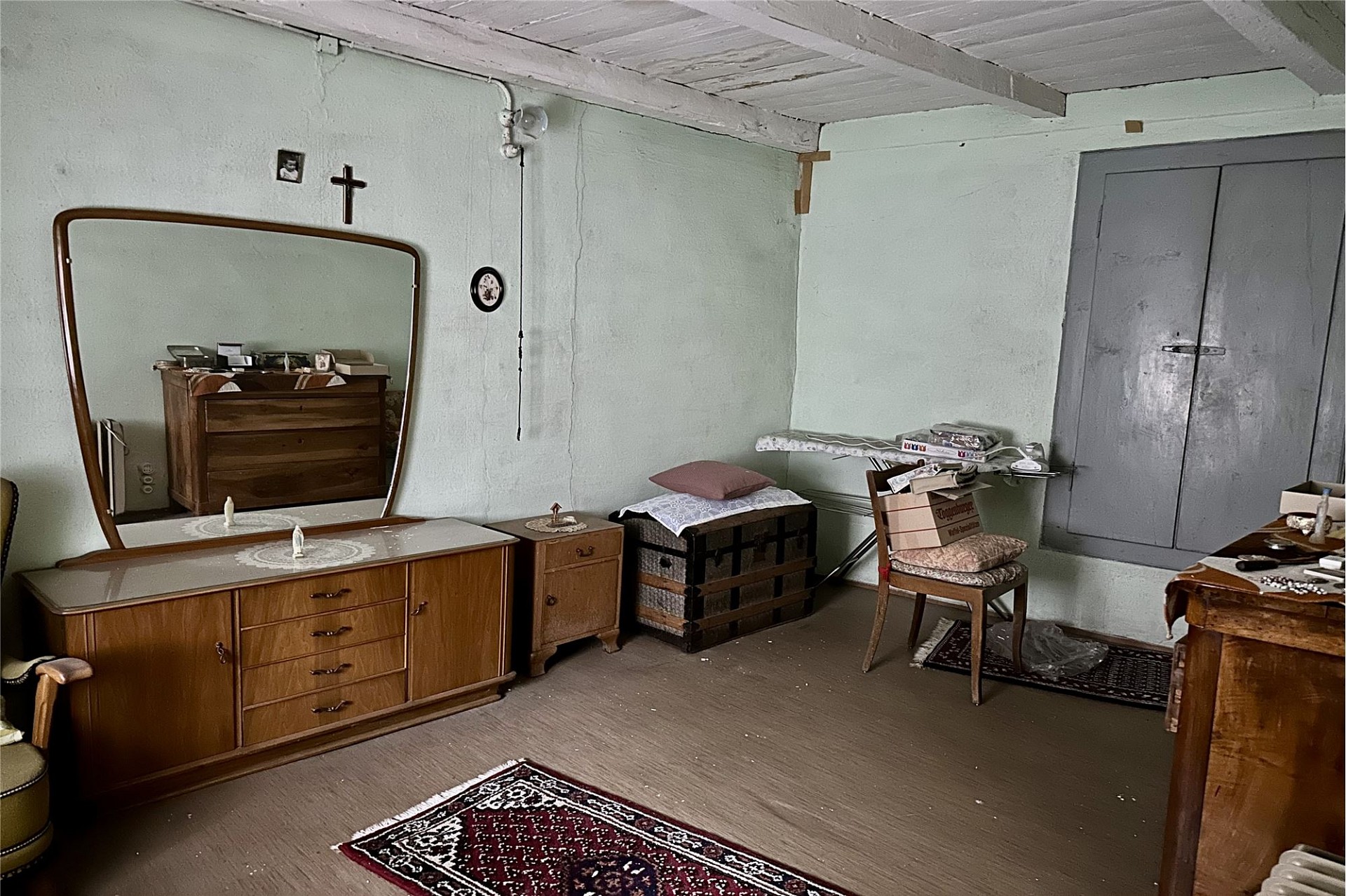Schlichtes, bewohntes Zimmer mit antiken Möbeln