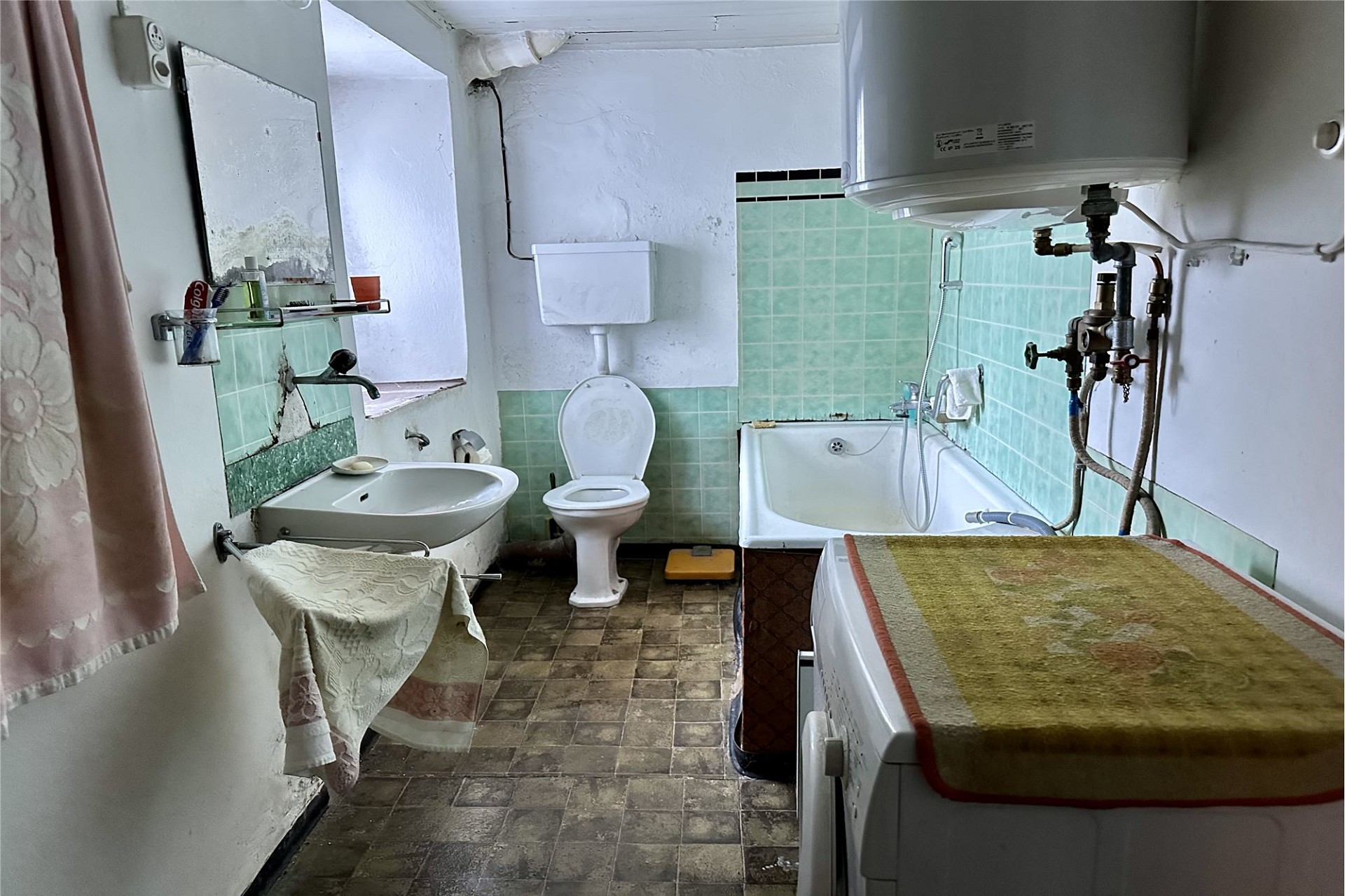 Veraltetes Badezimmer mit Badewanne und Toilette