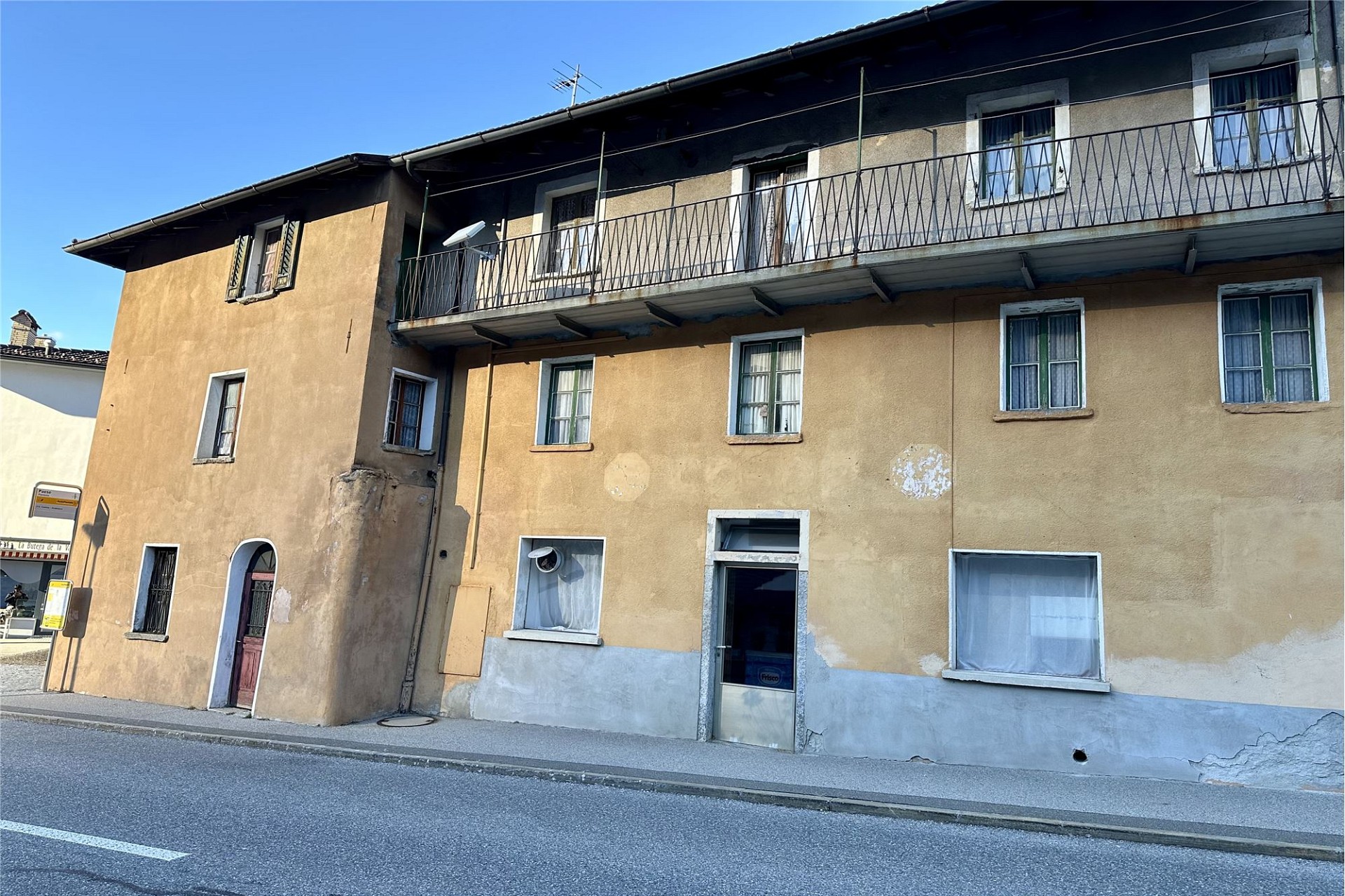 Älteres Straßenhaus mit Balkon