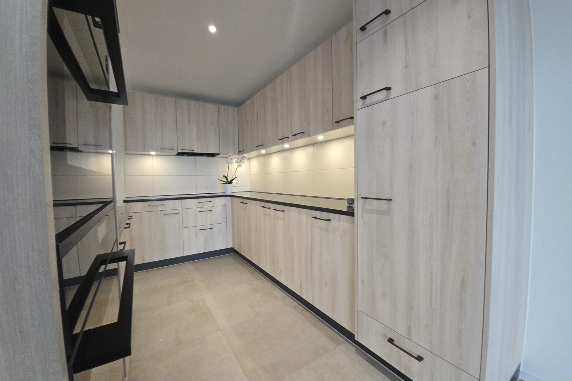 Moderne Einbauküche in hellem Holzdekor