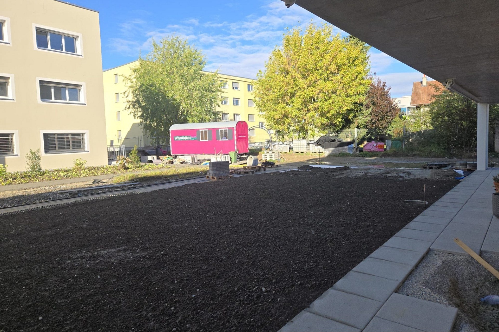Außenhof mit Baustelle und Mehrfamilienhäusern