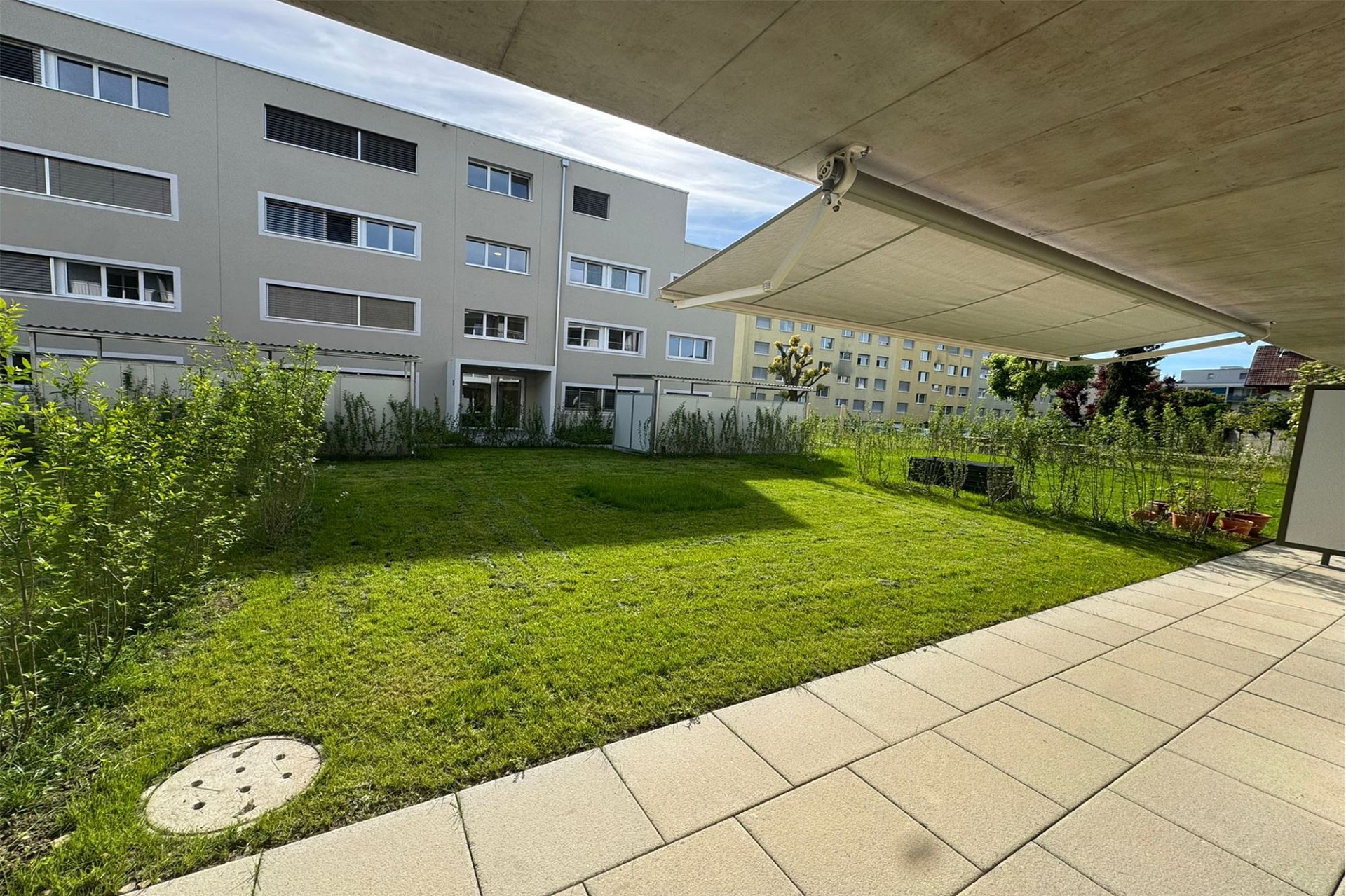 Großer Gemeinschaftsgarten mit Terrasse