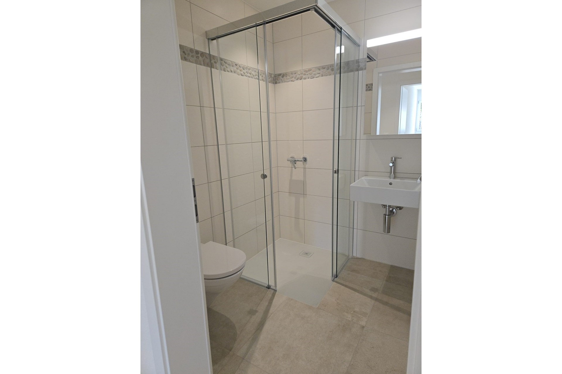 Modernes Badezimmer mit begehbarer Dusche