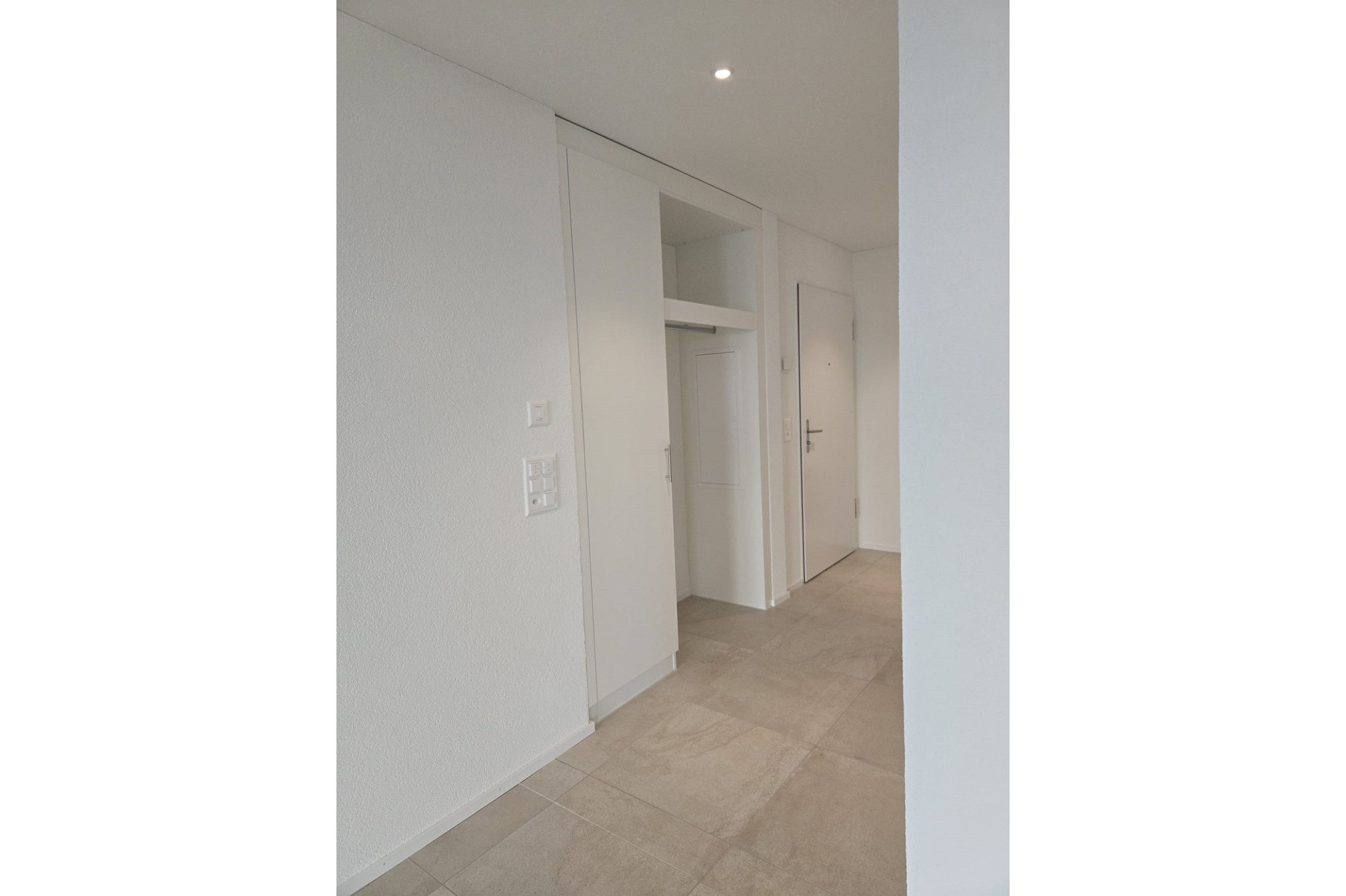 Heller Eingangsbereich mit Einbauschrank