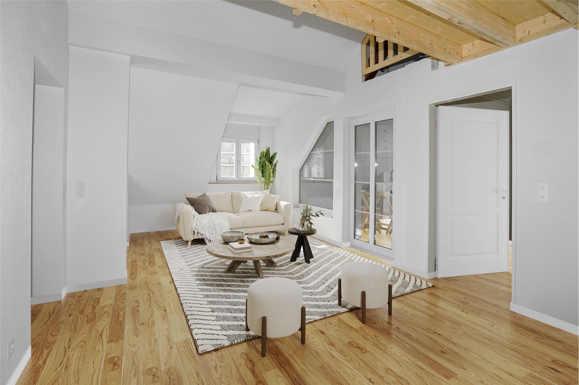 Heller Wohnbereich mit Sofa und Holzboden