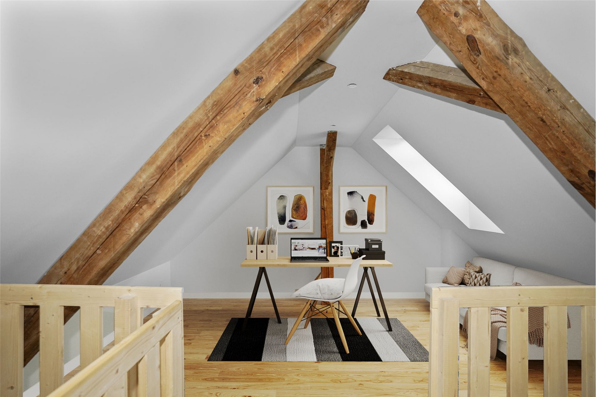 Dachgeschoss-Arbeitsbereich mit sichtbaren Holzbalken