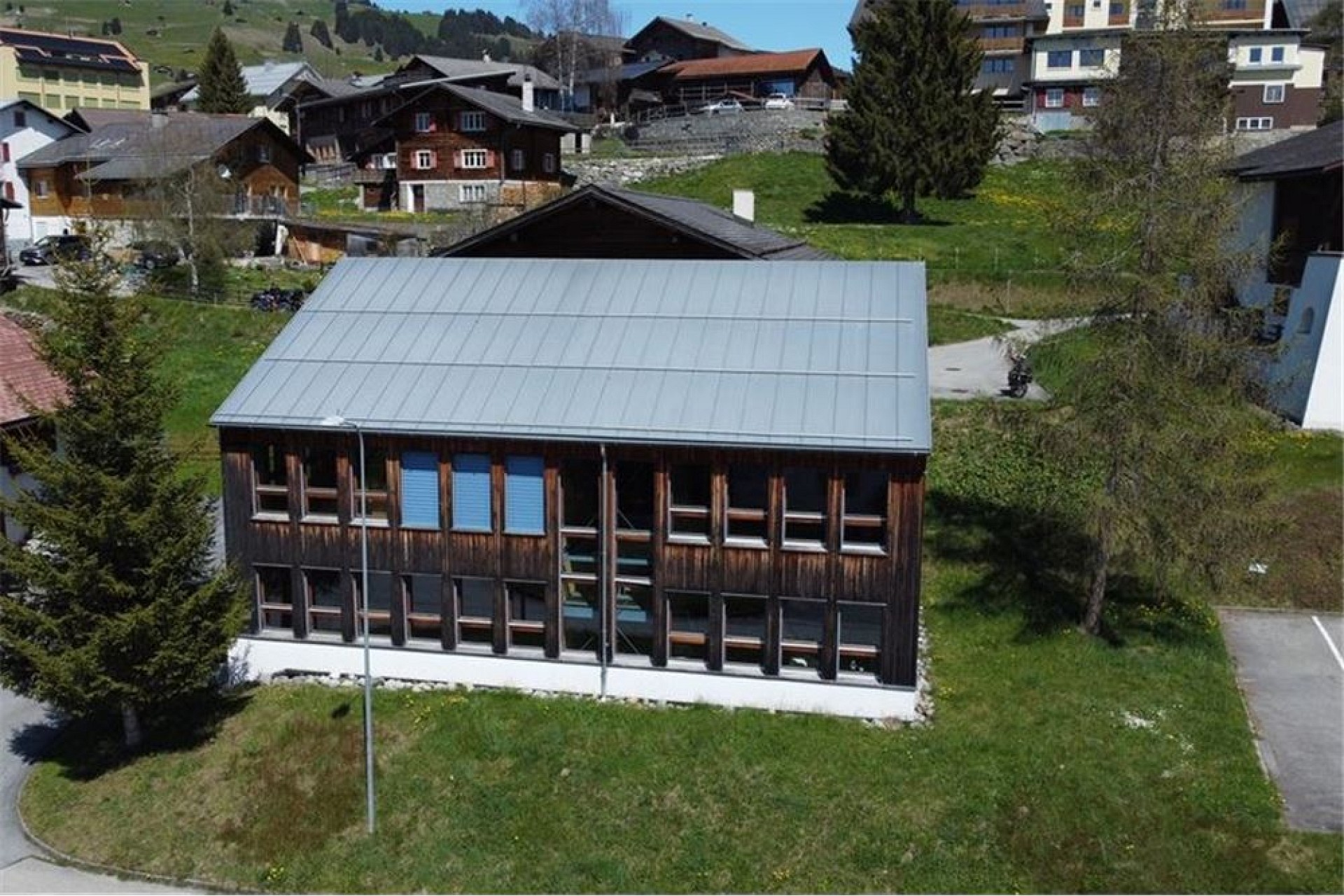Alpines Gebäude mit Metalldach