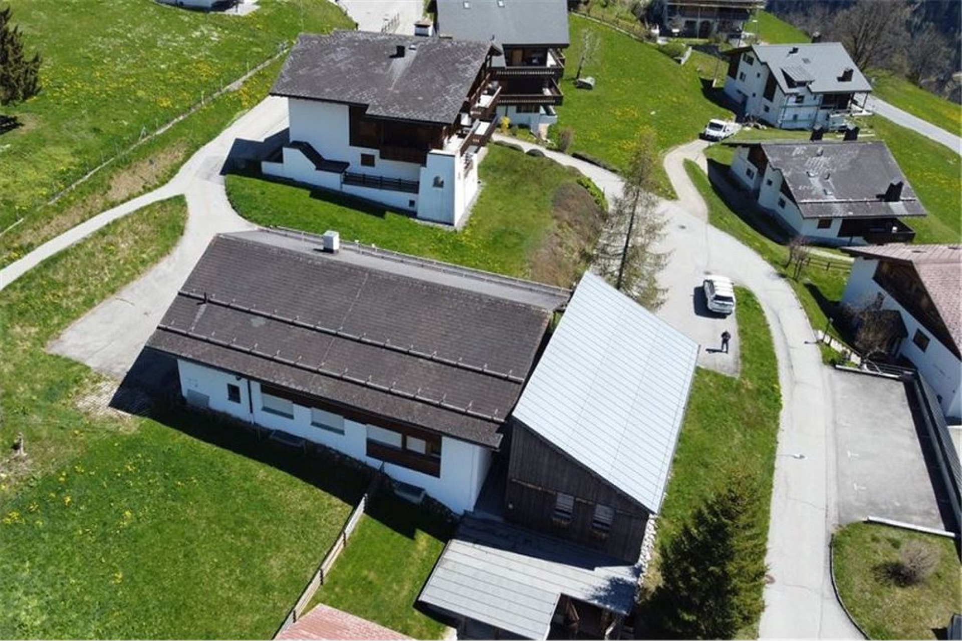 Luftaufnahme einer alpinen Wohnsiedlung