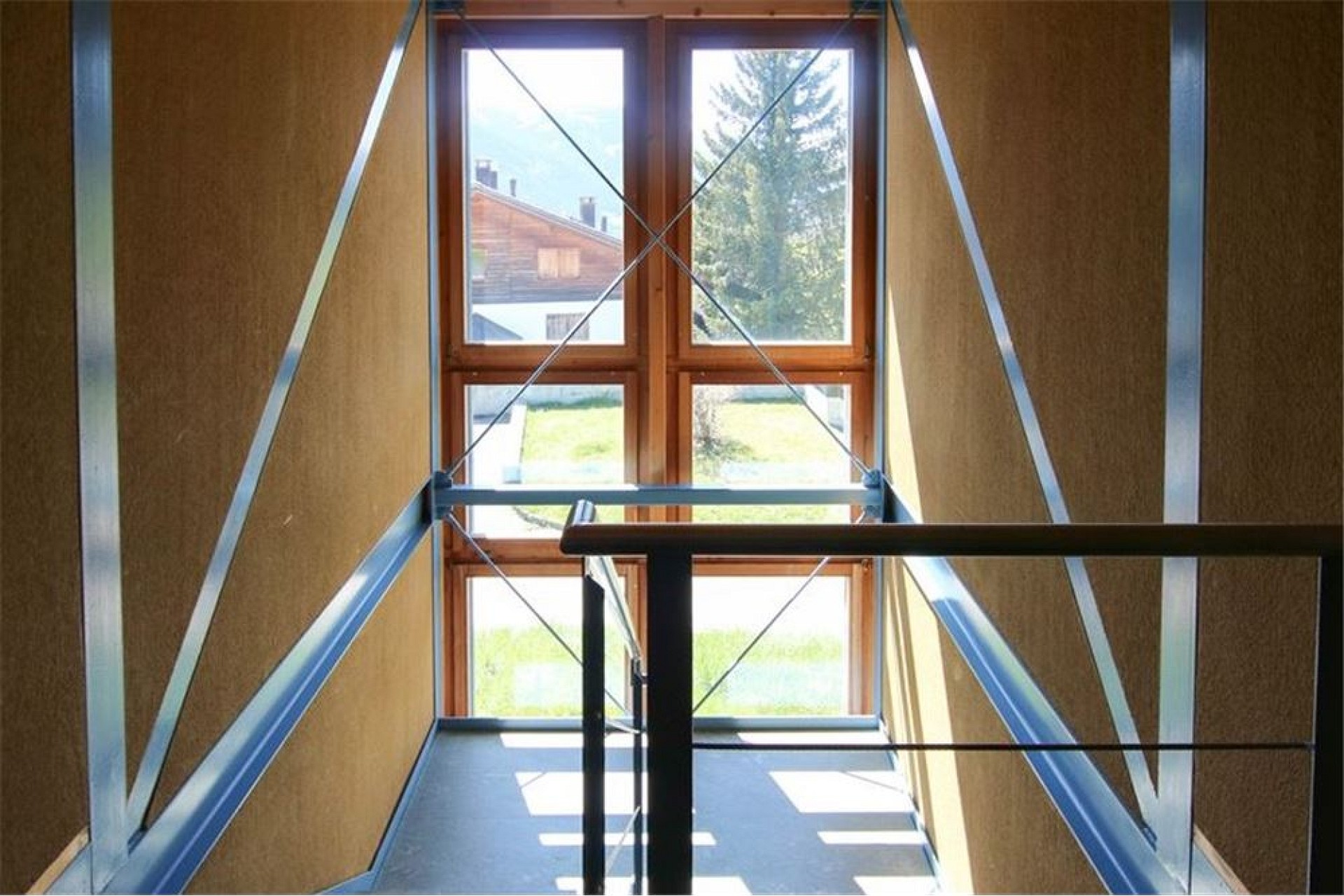 Treppenhaus mit großem Fenster