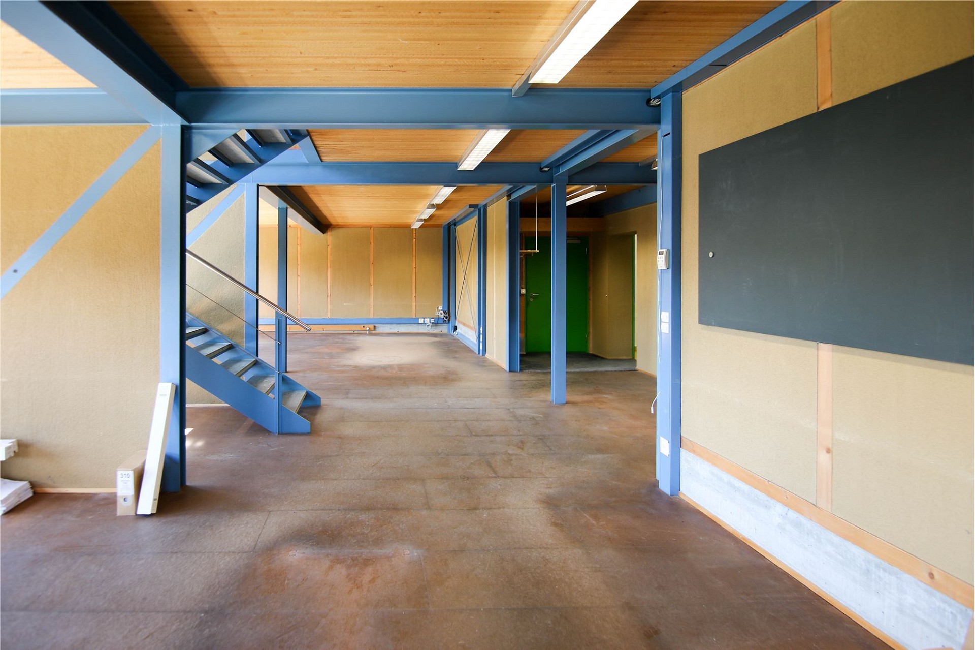 Industrieller Innenraum mit Treppe und Stahlträgern