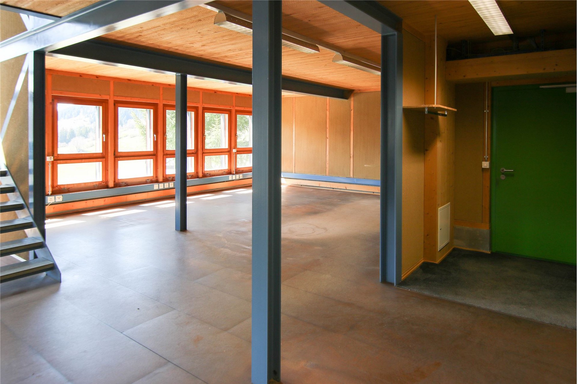 Großer Innenraum mit Galerie und vielen Fenstern