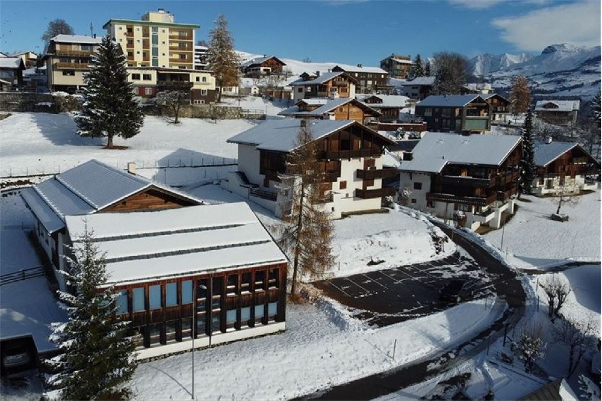 Winterliche Alpen-Siedlung aus der Vogelperspektive