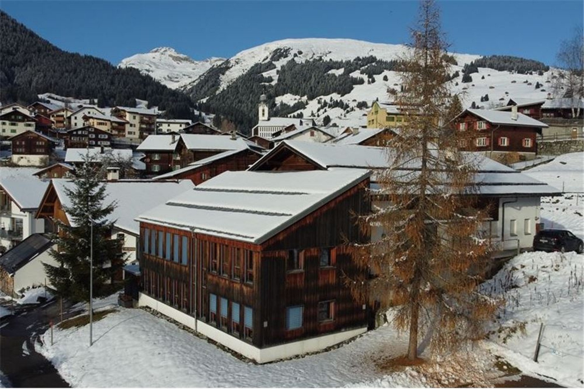 Schneebedecktes Chalet-Dorf in den Bergen
