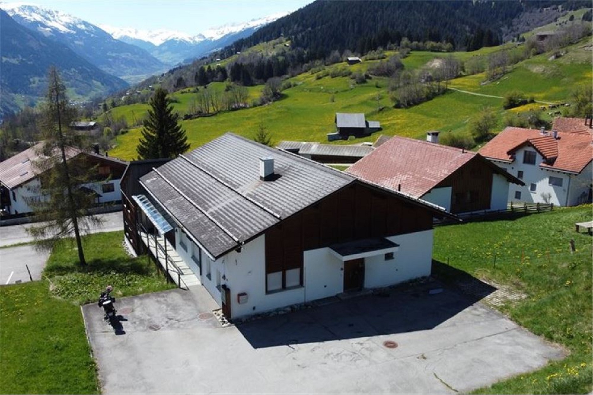 Alpenhaus in Hanglage
