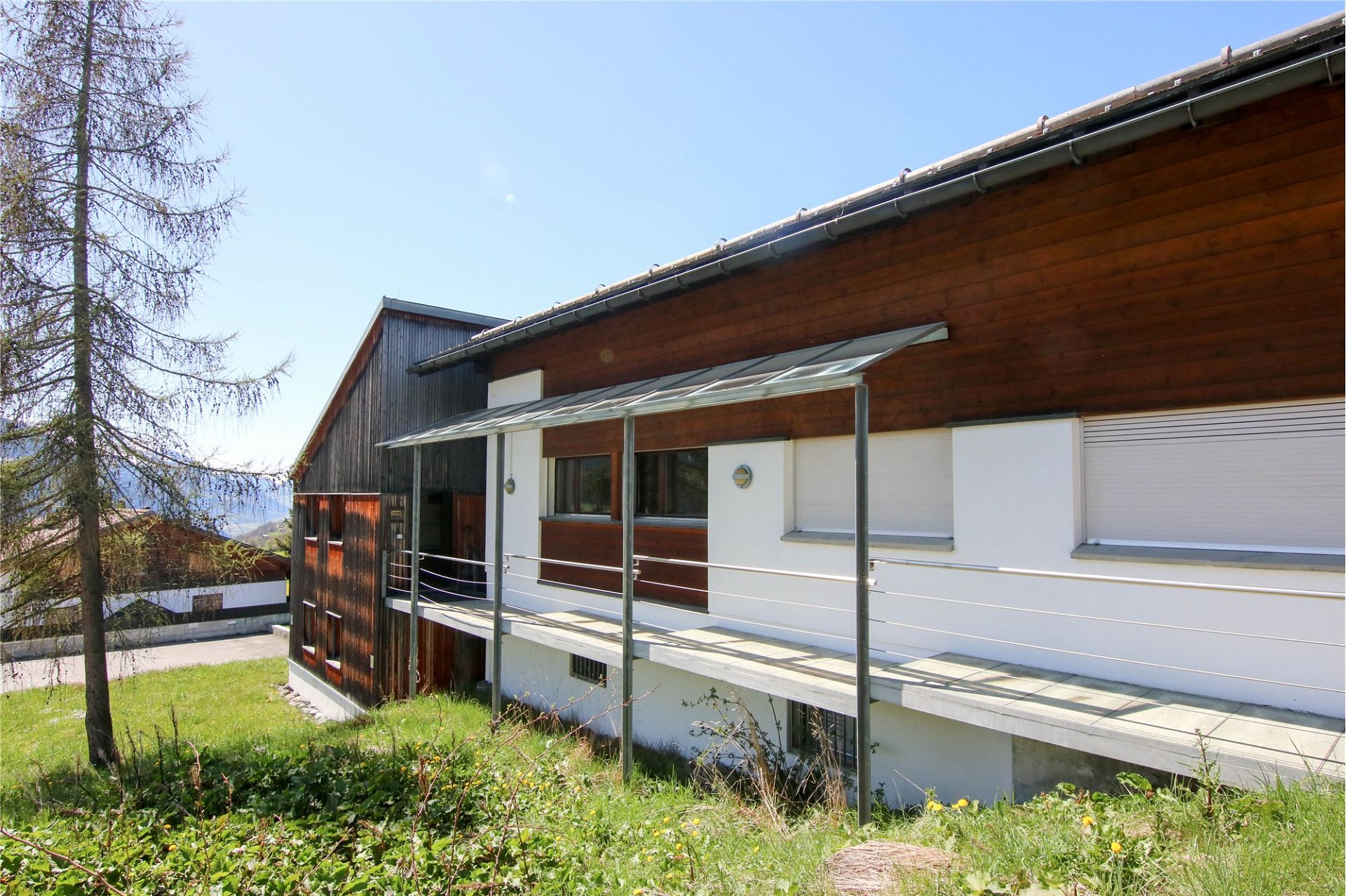Außenansicht eines Holzhauses mit Balkon