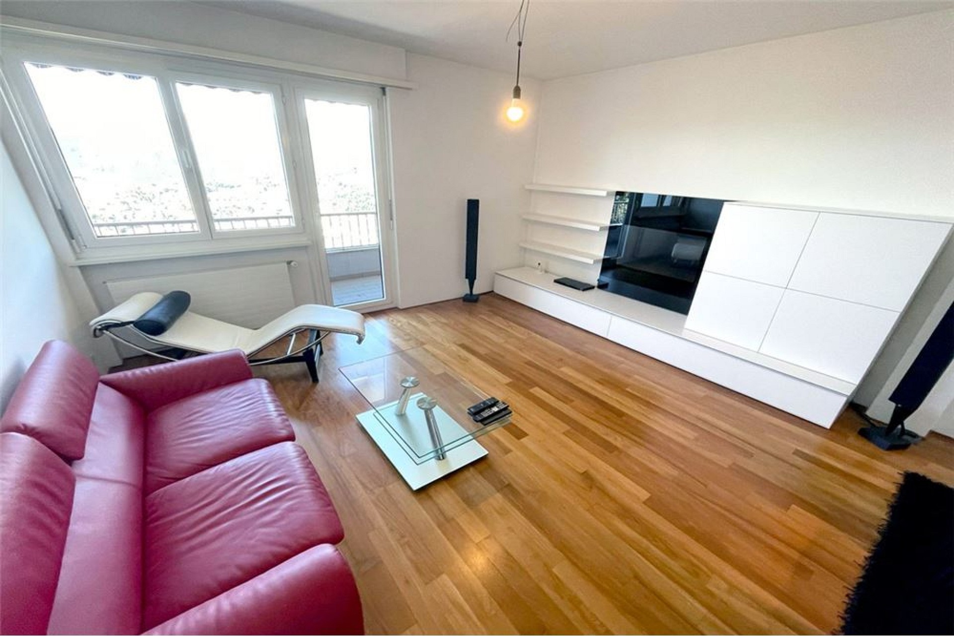 Modernes Wohnzimmer mit Galerie-Charakter