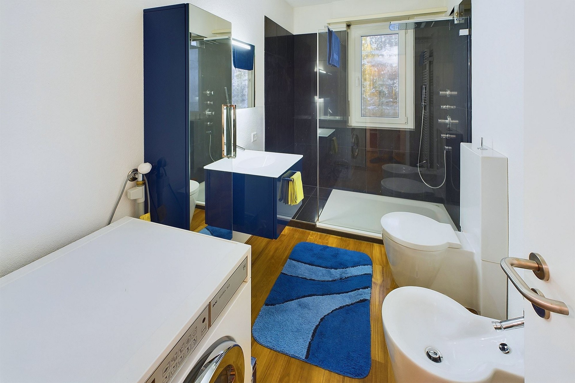 Modernes Badezimmer mit Dusche und Bidet